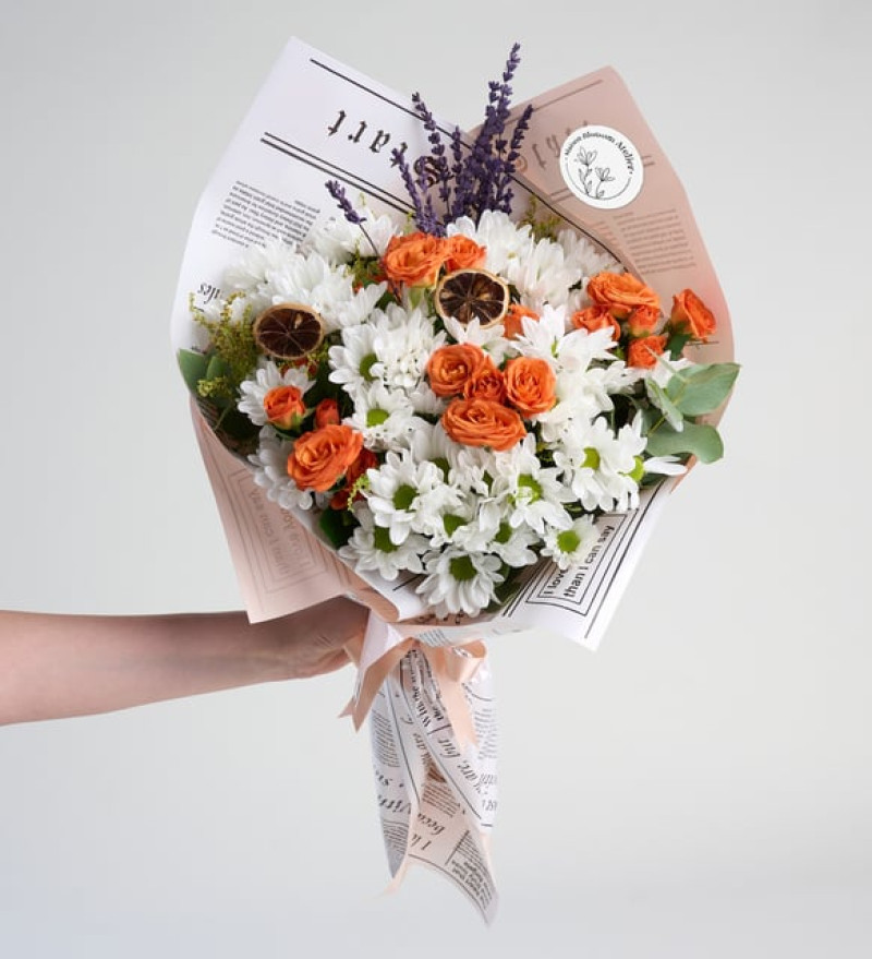 Tasarım Bukette Turuncu Güller ve Beyaz Papatyalar