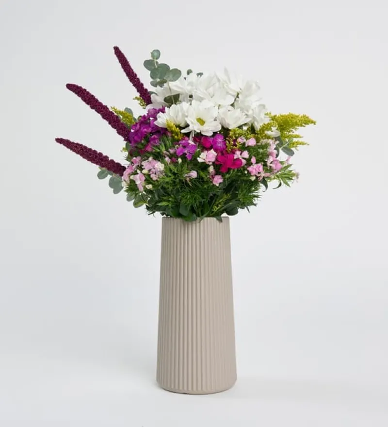 Bej Çizgili Polimer Vazoda Beyaz Papatyalar ve Hüsnüyusuf