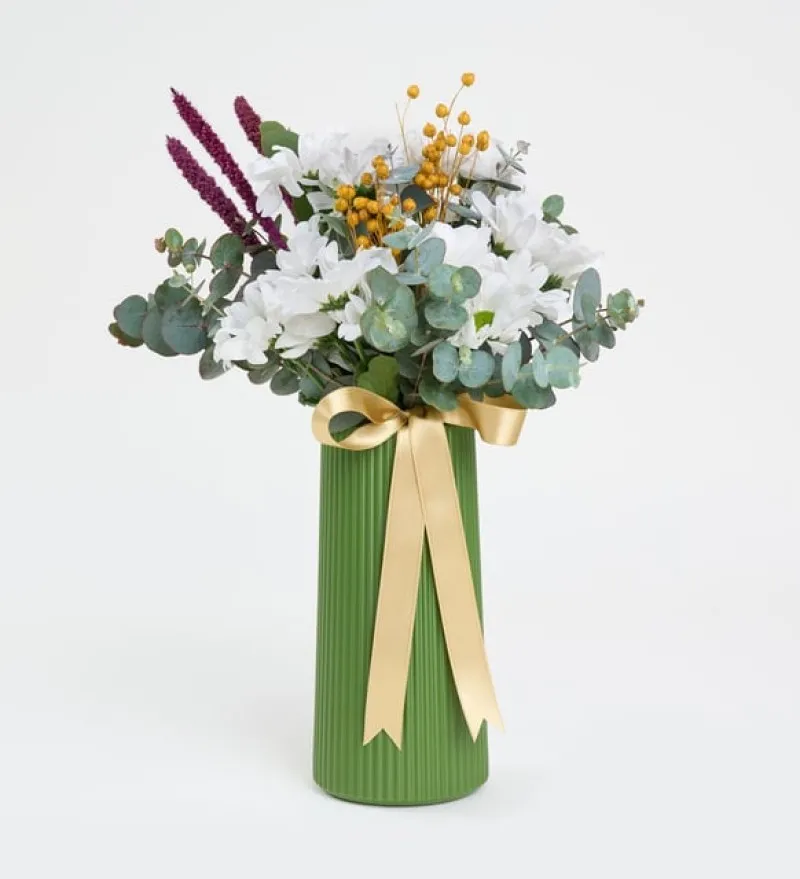 Sarı Kurdeleli Yeşil Polimer Vazoda Beyaz Papatyalar