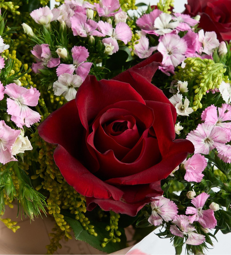 Pembe Gazete Bukette Hüsnüyusuf ve Kırmızı Güller