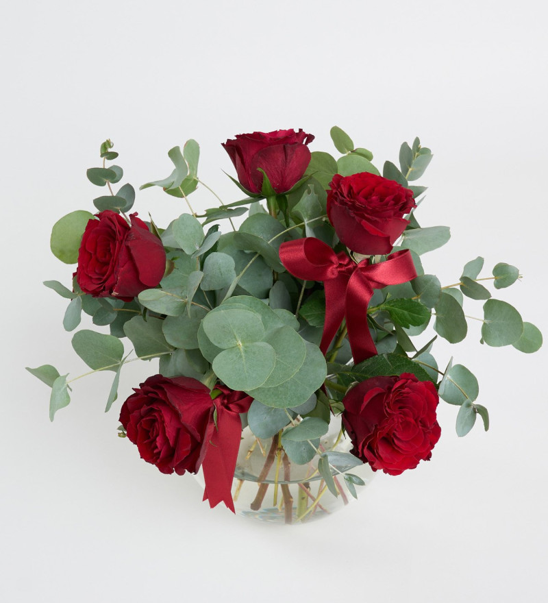 Akvaryumda Kırmızı Güller ve Kalpli Çikolata Kutusu 125g