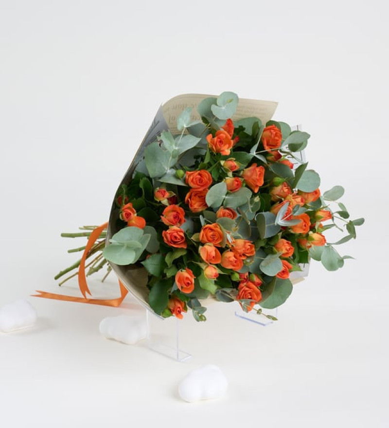Gri Gazete Buket Kağıdında Turuncu Çardak Güller