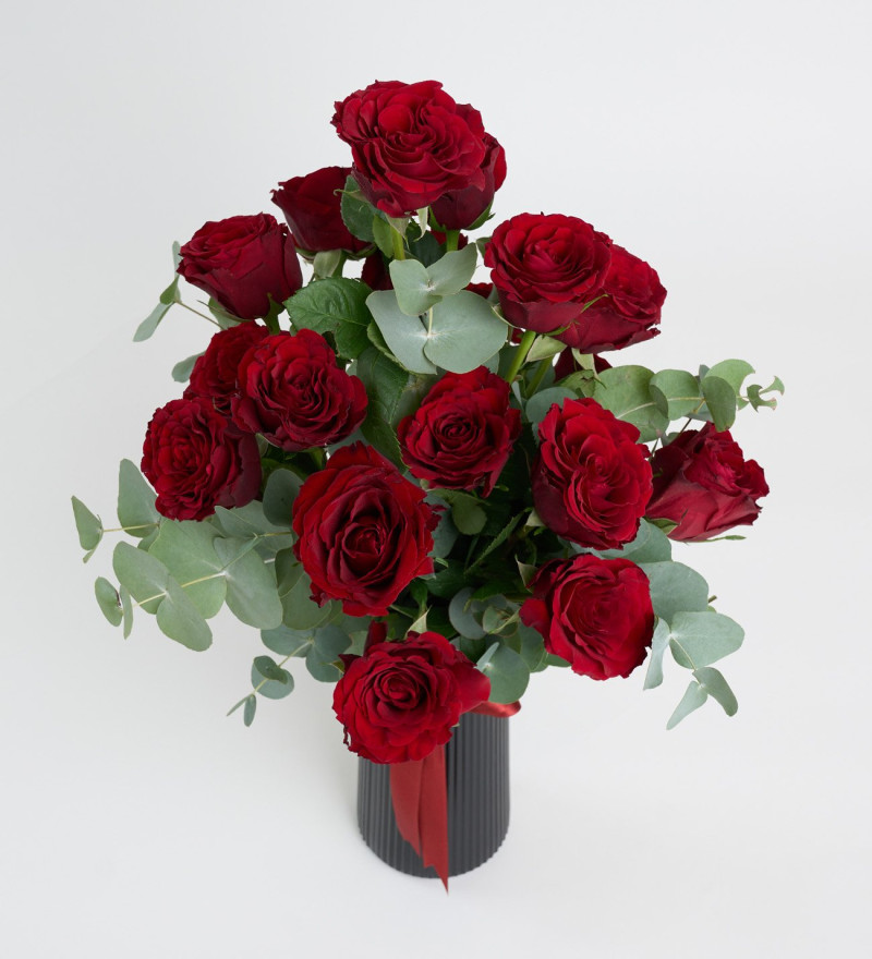 Siyah Çizgili Vazoda Kurdeleli Kırmızı Güller