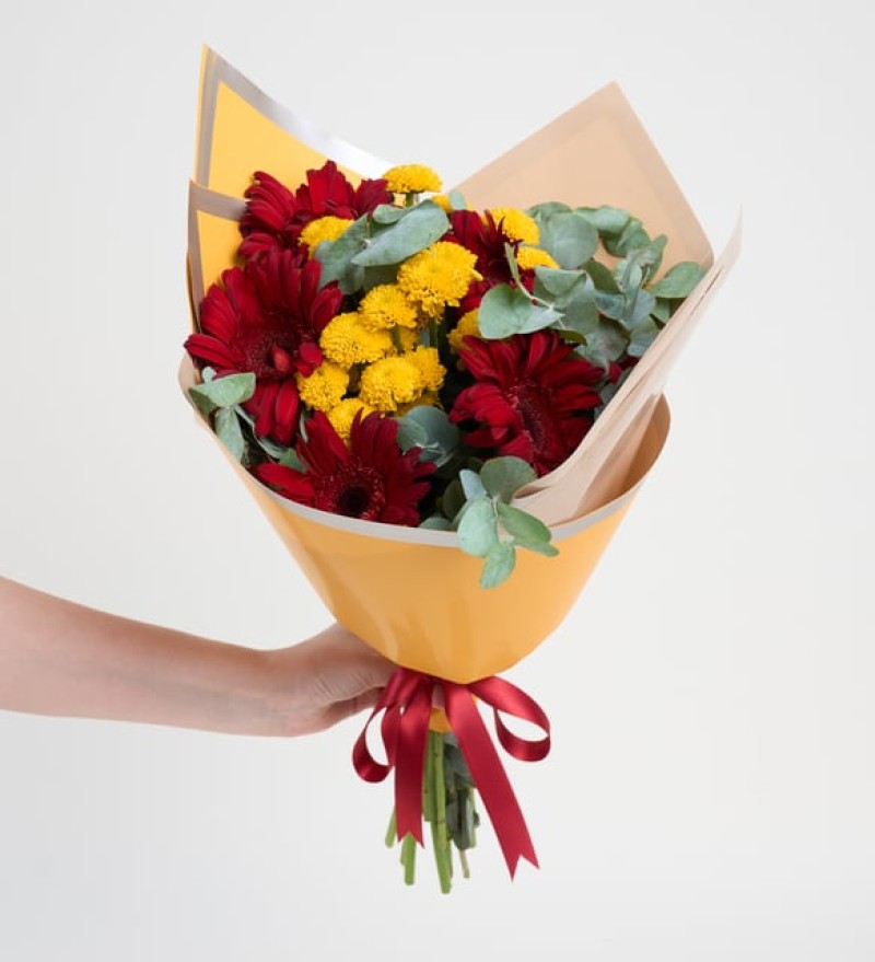 Sarı Bukette Kırmızı Gerberalar ve Sarı Kasımpatı