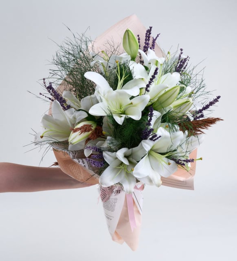 Pembe Beyaz Bukette 16’lı Beyaz Lilyum Aranjmanı Zambak